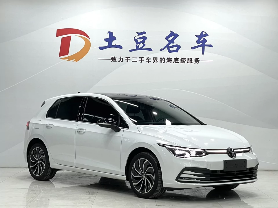 Автомобиль Volkswagen Golf — основное фото